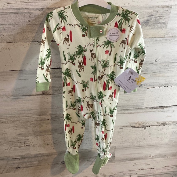 Burt’s Bees Christmas Baby Sleeper Size 6-9 Months NEW - Picture 1 of 8